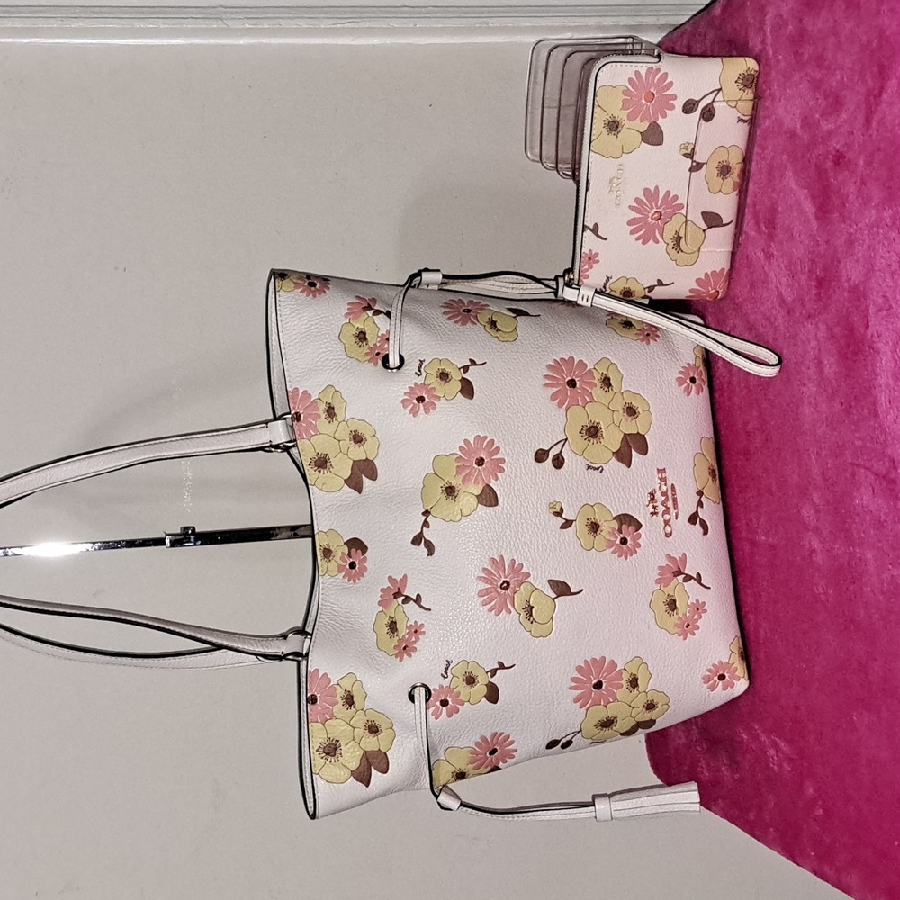 Christmas sale 🎄Authentic Coach Soft leather floral Tote with matching Wristlet